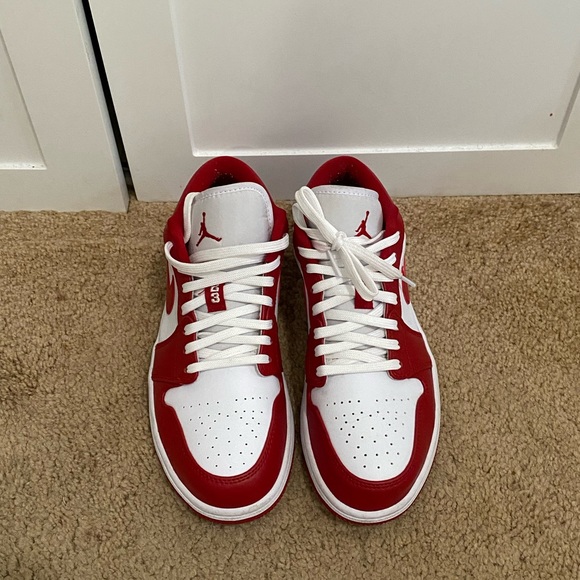 Like-new Jordan 1 low in “gym red”. US Men’s 8/US Women’s 9.5/UK Men’s 7. - Picture 2 of 6